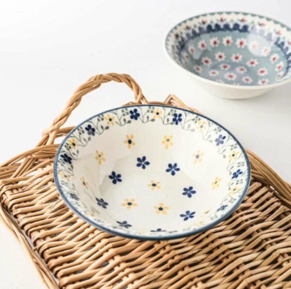 波蘭風美濃燒碗 14.5cm- 白+黃色款與同系列其他產品一齊放在餐枱上漂亮的展示圖